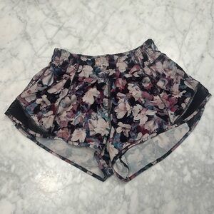 Lululemon Hotty Hot Low-Rise Lined Short 2.5 Inch